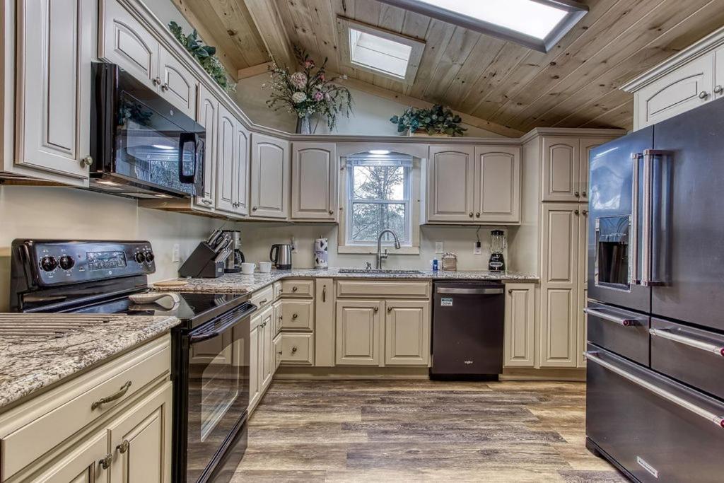 Whispering Winds, Hot Tub, Game Room, Wifi, 1089 Free Tickets Each Paid Day, Dollywood And More Gatlinburg Dış mekan fotoğraf