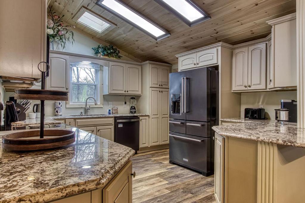 Whispering Winds, Hot Tub, Game Room, Wifi, 1089 Free Tickets Each Paid Day, Dollywood And More Gatlinburg Dış mekan fotoğraf