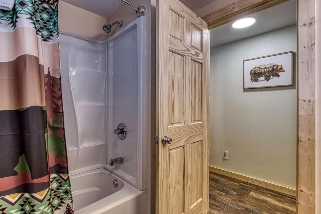 Whispering Winds, Hot Tub, Game Room, Wifi, 1089 Free Tickets Each Paid Day, Dollywood And More Gatlinburg Dış mekan fotoğraf