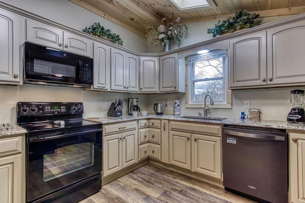 Whispering Winds, Hot Tub, Game Room, Wifi, 1089 Free Tickets Each Paid Day, Dollywood And More Gatlinburg Dış mekan fotoğraf